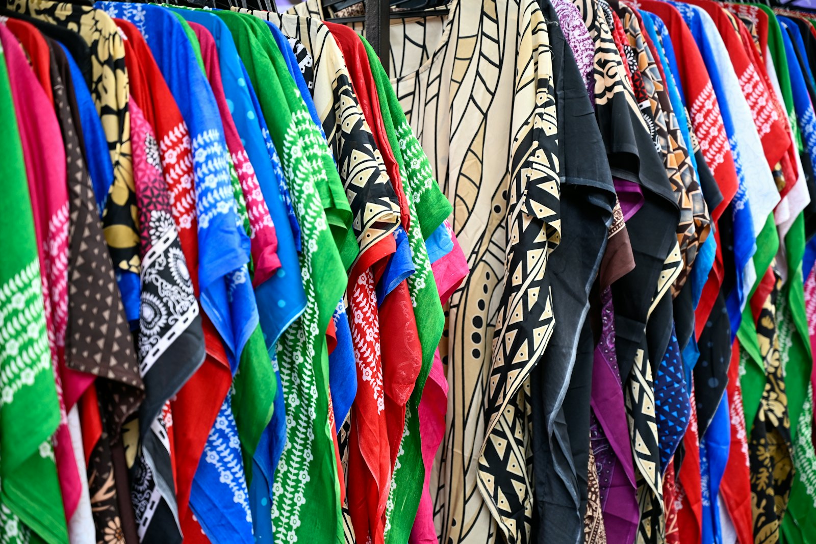Deretan kain dan selendang batik warna-warni di gantungan