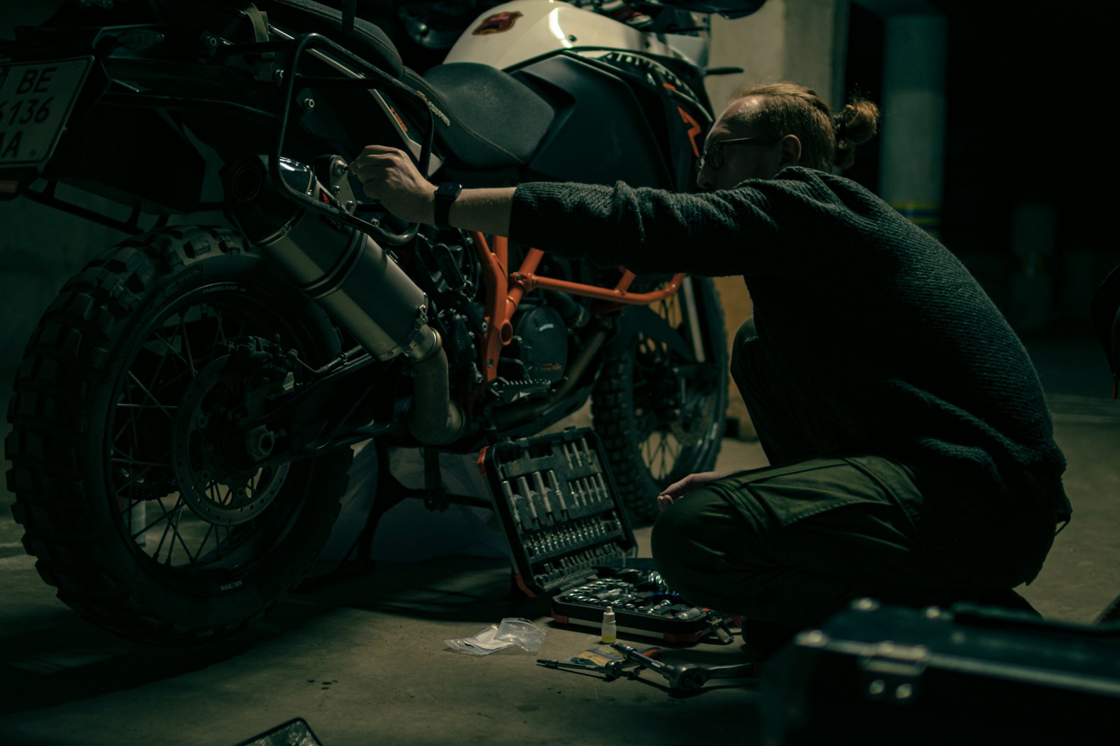 Mekanik Jaya Motor memperbaiki motor di dalam garasi