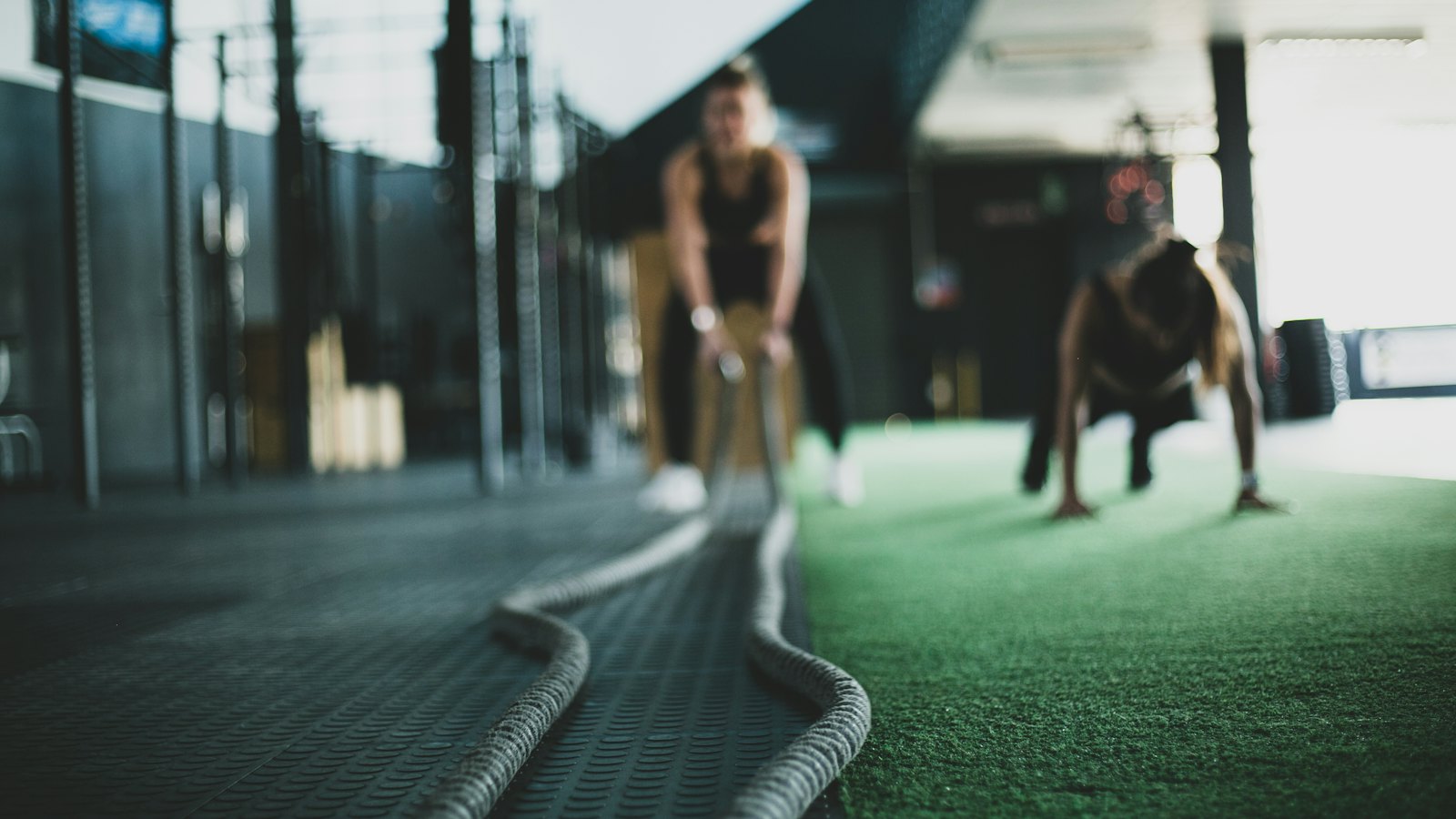 Member berlatih battle rope dan plank di area functional