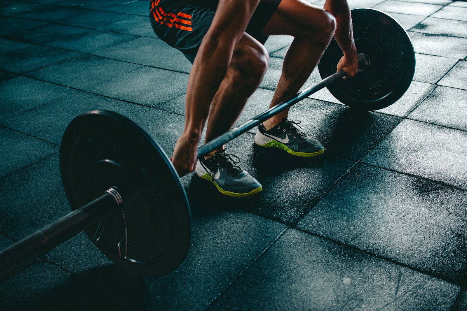 Atlet bersiap melakukan deadlift dengan barbel berat