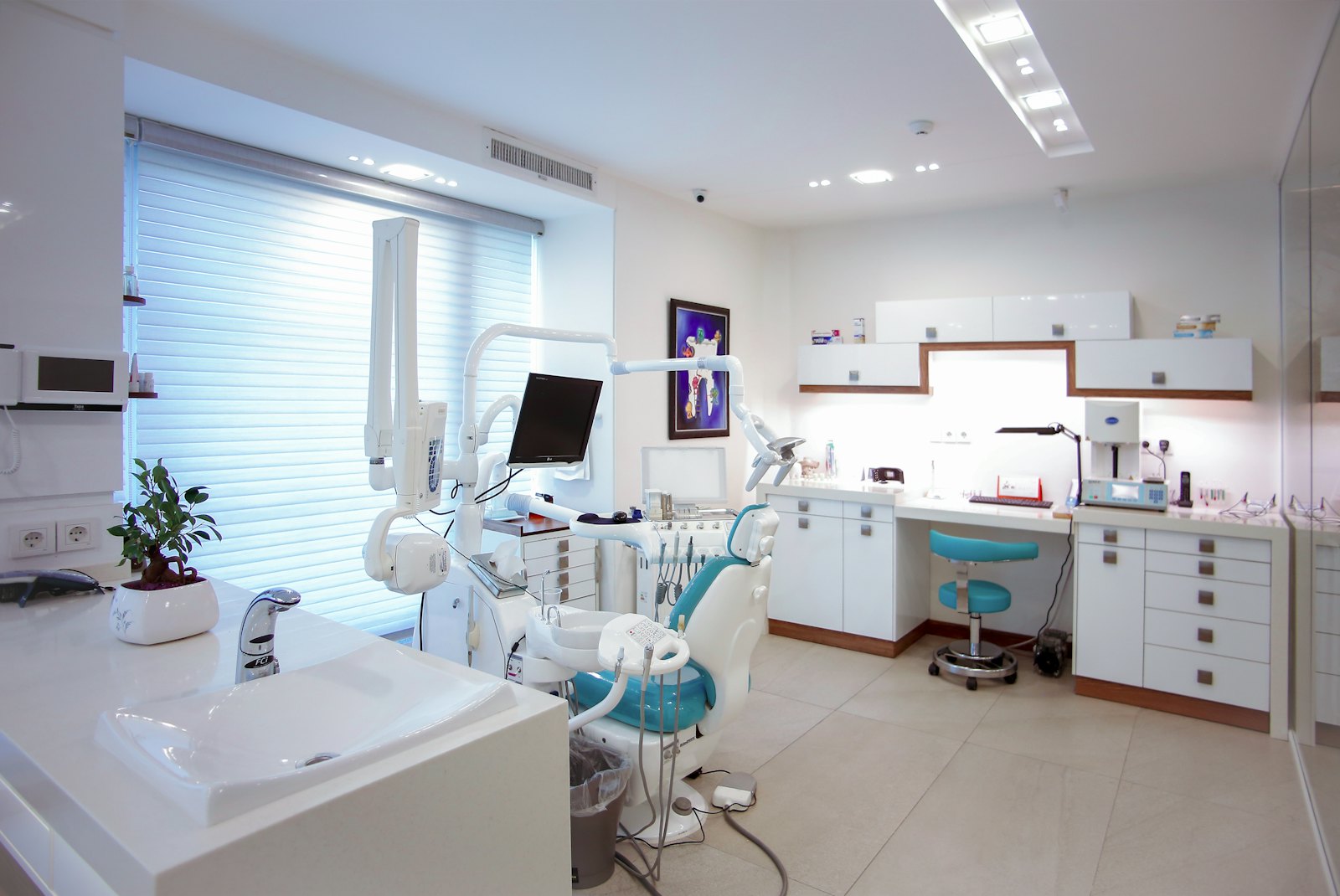 Ruang periksa Klinik Gigi Senyum yang terang dengan kursi dental modern