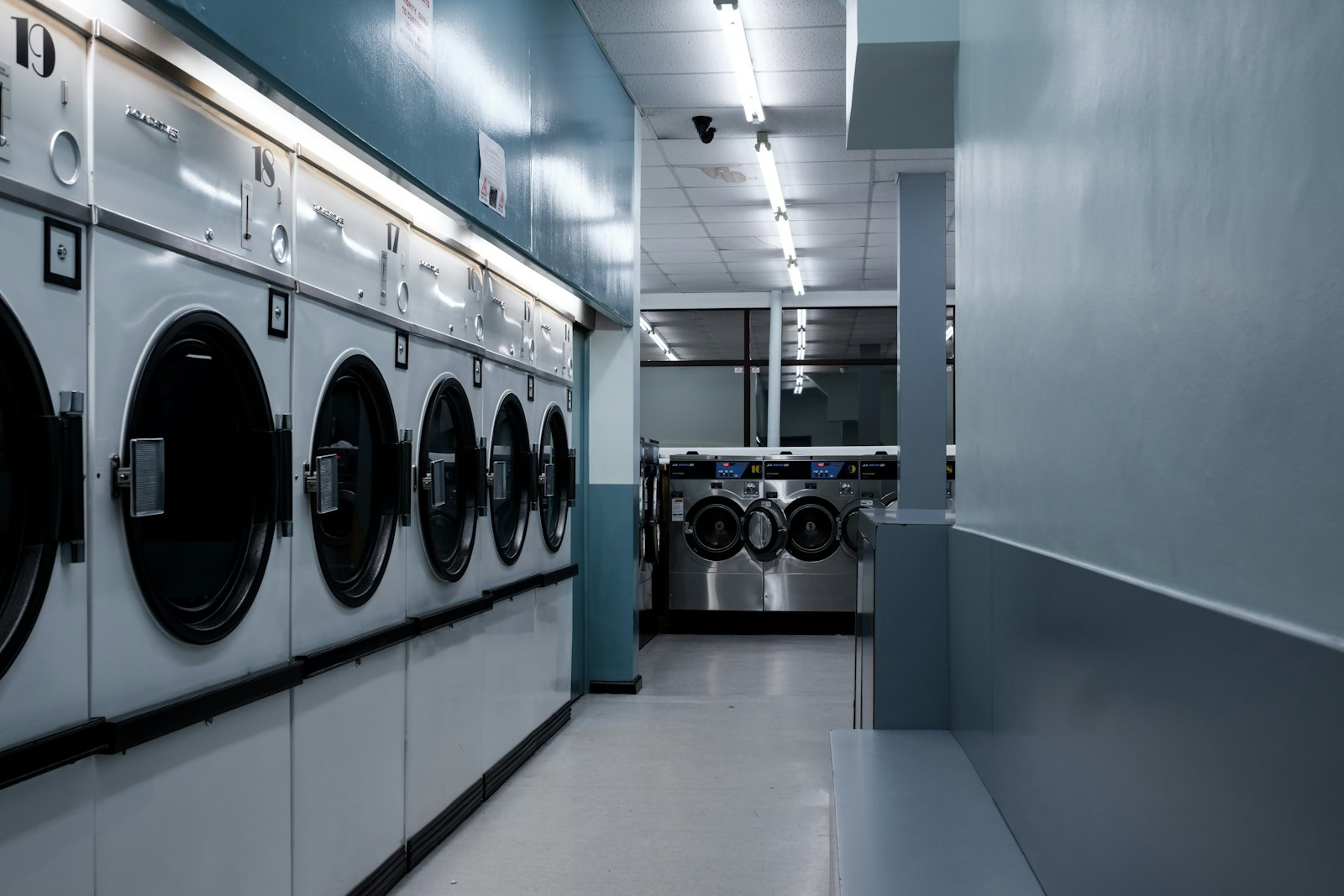 Deretan mesin cuci di ruang laundry Laundry Kilat