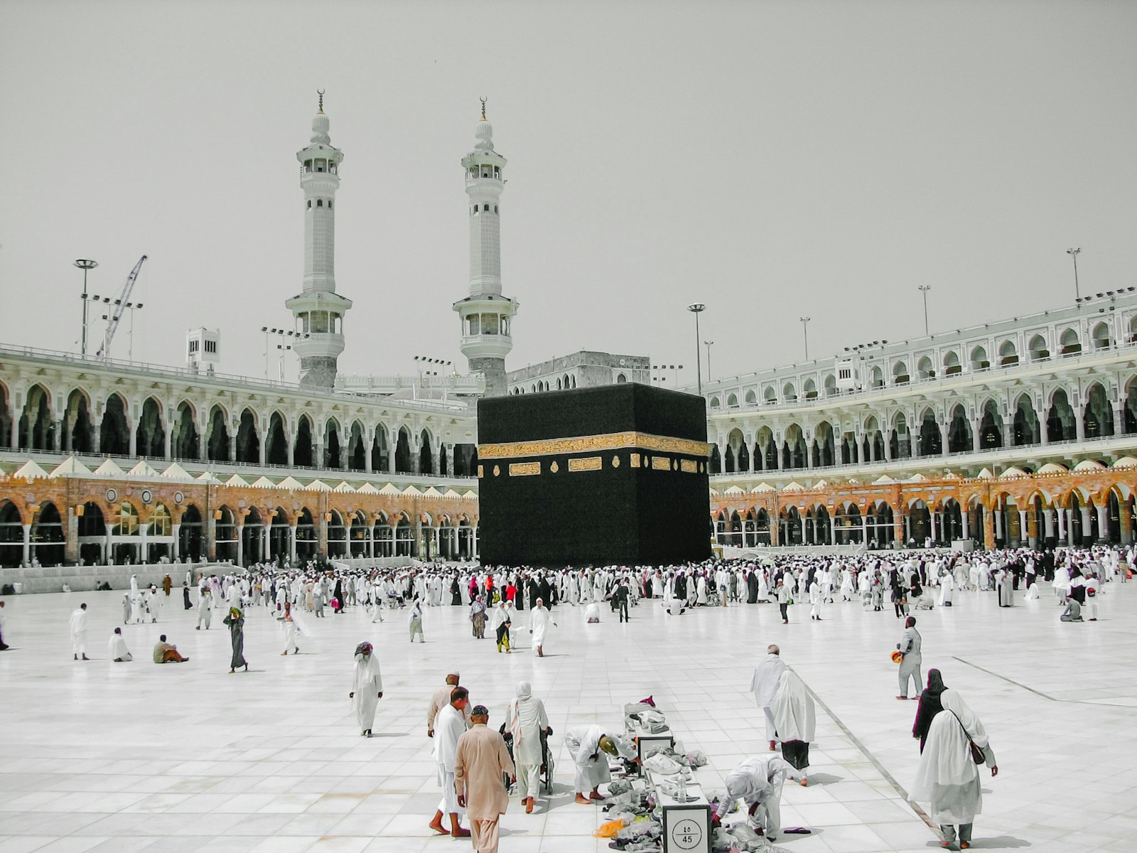 Pelataran Masjidil Haram dipenuhi jamaah umrah