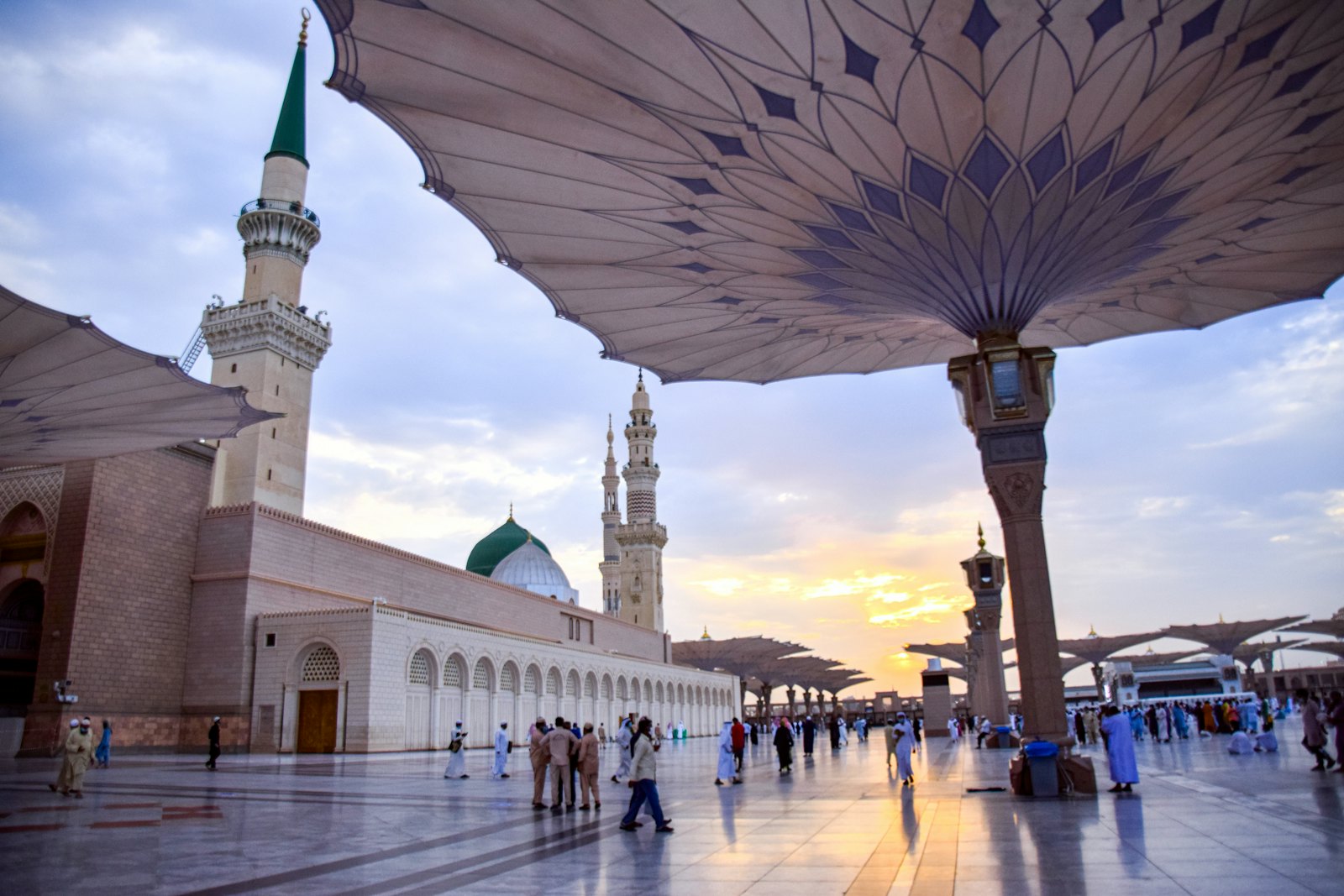 Payung raksasa pelataran Masjid Nabawi saat senja