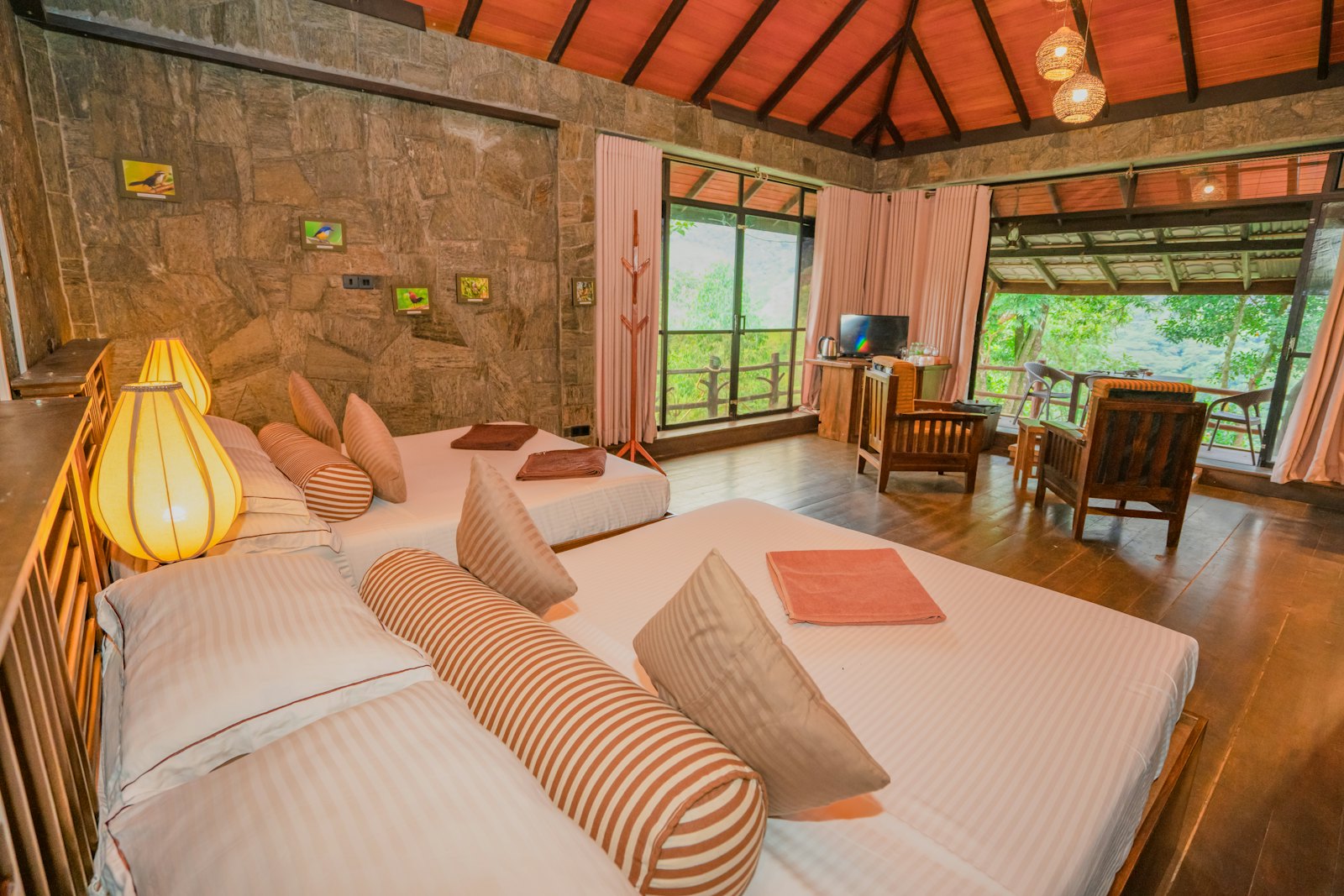 Kamar tropis beratap kayu